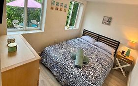 Nice Queen Bedroom - Best Location In Miami - Luggage Storage Service, Parking And Laundry